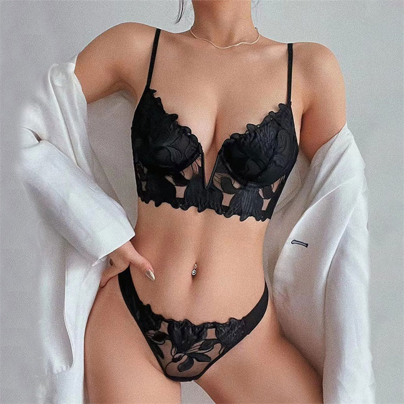 Women's Fashionable V-shaped Bra And Shorts Set